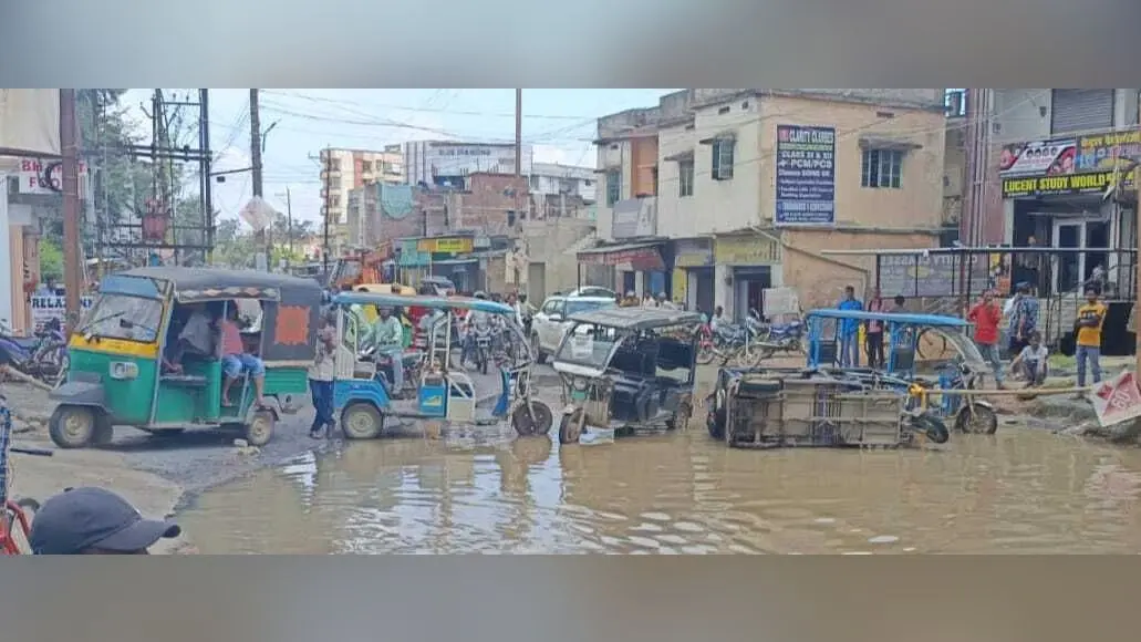 सड़कों का हाल-बेहाल, गहरे हुए गड्ढे