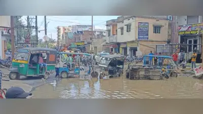 सड़कों का हाल-बेहाल, गहरे हुए गड्ढे
