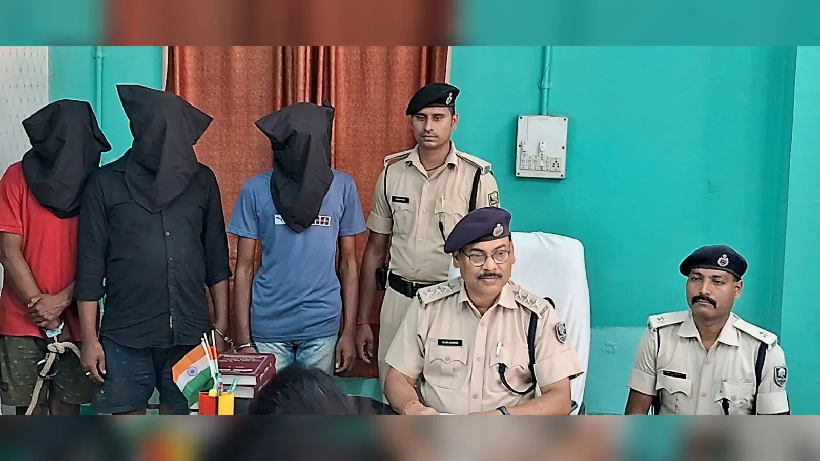 सुखपुर में पुलिस ने की छापेमारी, एक देसी कट्टा व दो कारतूस के साथ तीन गिरफ्तार