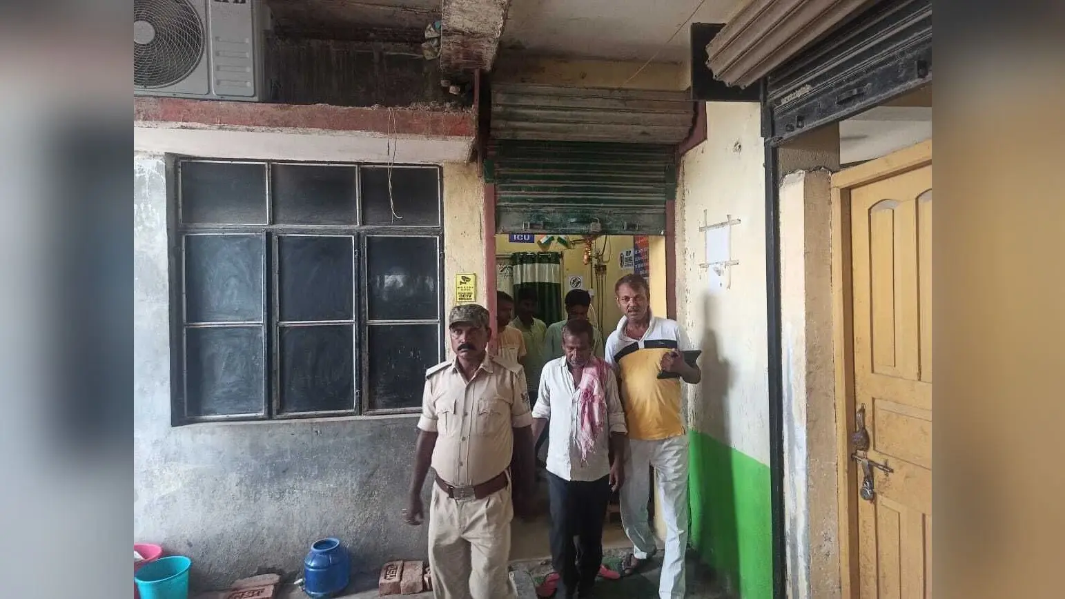 एपीएचसी से रेफर प्रसूता को सरकारी एंबुलेंस ने रास्ते में ही निजी एम्बुलेंस पर किया सवार, शहर के एक अवैध नर्सिंग होम में मौत पर परिजनों ने मचाया बवाल
