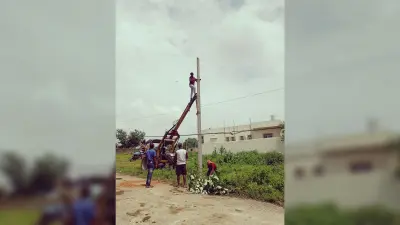 Giridih News: झूल रहे हाईटेंशन तार को किया दुरुस्त, गाड़ा गया नया पोल