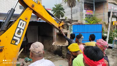 जमालपुर-मुंगेर मुख्य सड़क मार्ग के अतिक्रमण पर चला नप प्रशासन का डंडा