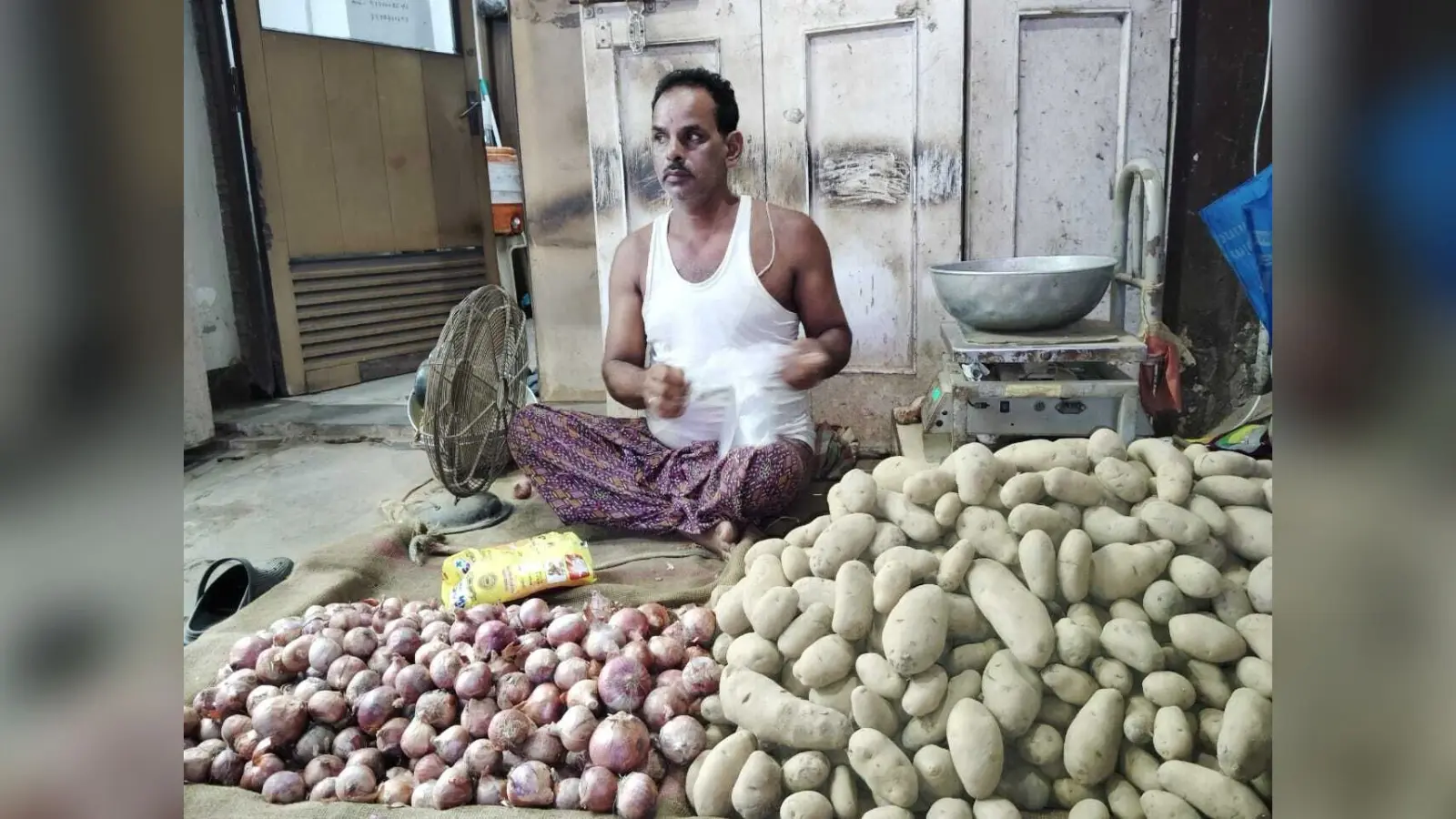 Rourkela News: थोक में 26 रुपये में खरीदकर 33 रुपये किलो बेचा जा रहा है आलू, उपभोक्ता परेशान