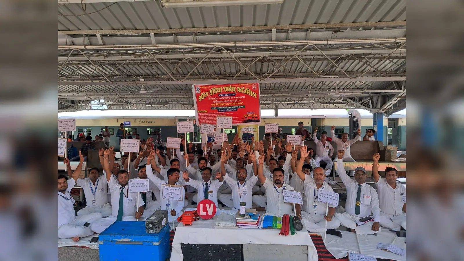 गार्ड बक्सा हटाने के विरोध में दिया धरना, किया प्रदर्शन