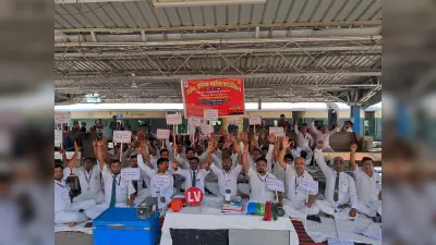 गार्ड बक्सा हटाने के विरोध में दिया धरना, किया प्रदर्शन