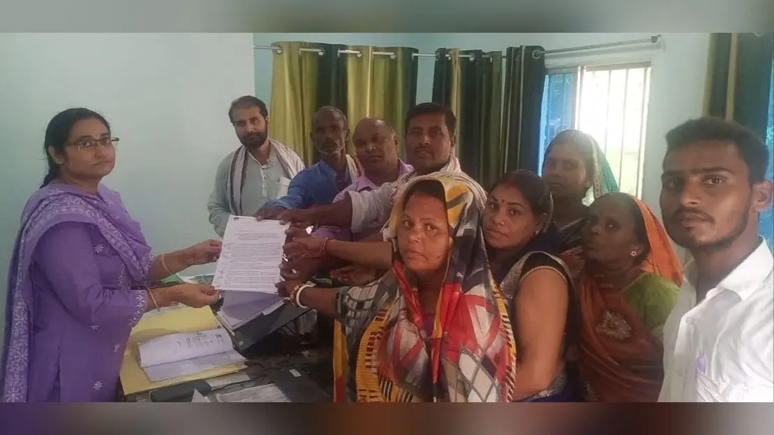 demonstrated at the zonal office अंचल कार्यालय पर किया प्रदर्शन