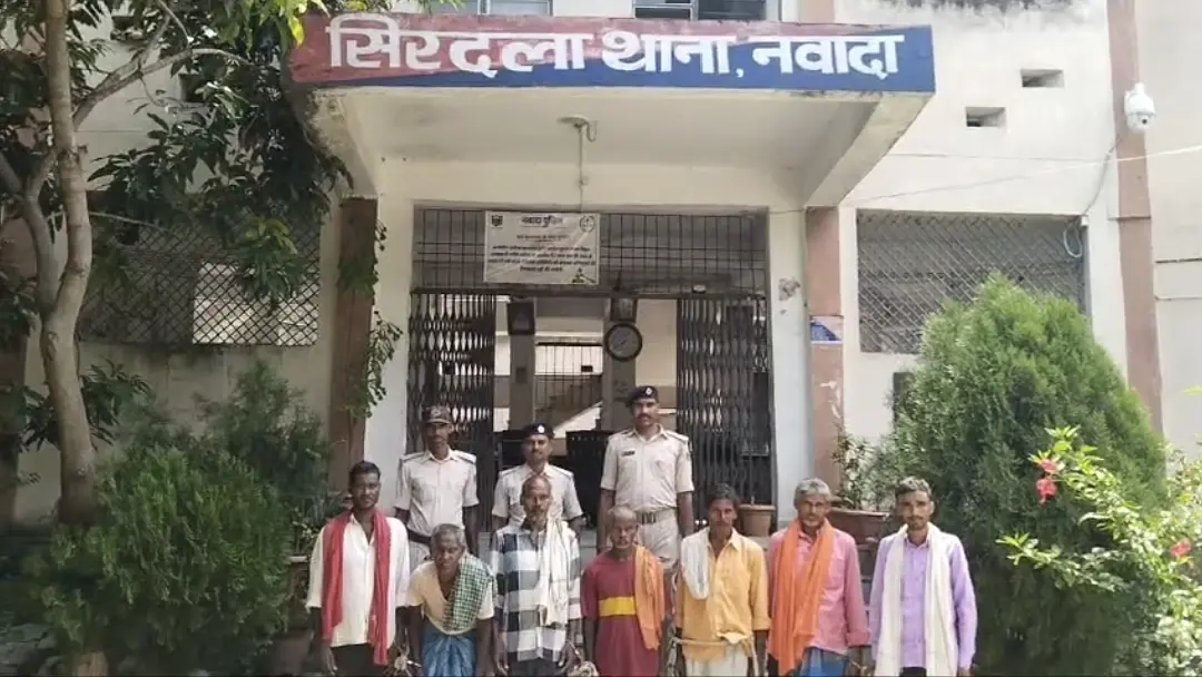 पुलिस ने दो ट्रैक्टरों को किया जब्त, सात वारंटी भी गिरफ्तार