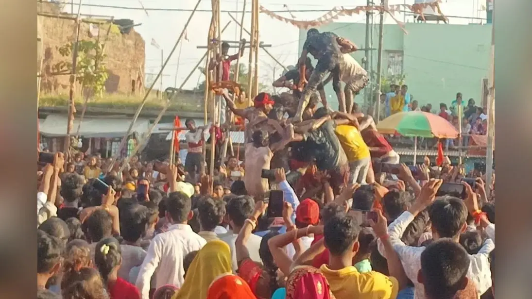 मटका फोड़ प्रतियोगिता में जयकृष्णपुर कटहा की टीम जीती