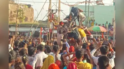 मटका फोड़ प्रतियोगिता में जयकृष्णपुर कटहा की टीम जीती