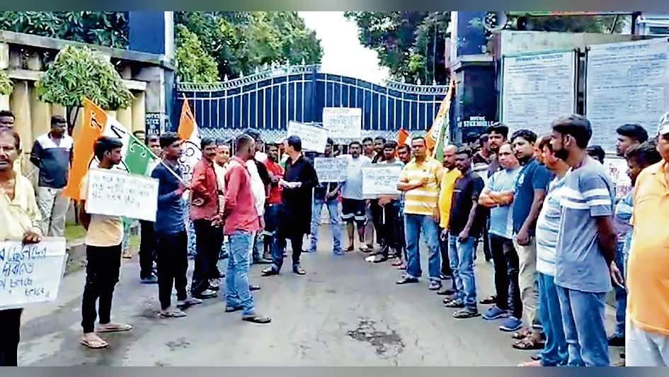 नियुक्ति की मांग पर स्थानीय युवकों ने किया विरोध प्रदर्शन, सौंपा ज्ञापन