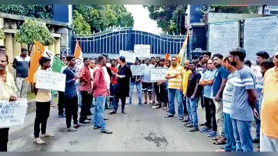 नियुक्ति की मांग पर स्थानीय युवकों ने किया विरोध प्रदर्शन, सौंपा ज्ञापन