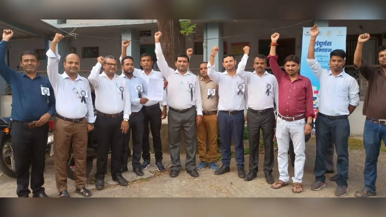 Bokaro news: मांगों को लेकर शिक्षकों ने काला बैज लगाकर किया कार्य