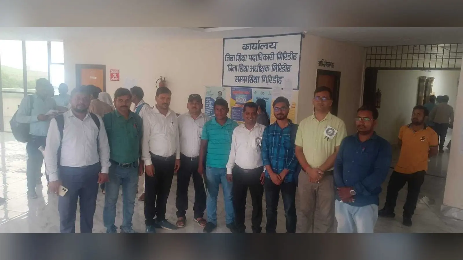 Giridih News: शिक्षकों ने काला बिल्ला लगाकर किया कार्य