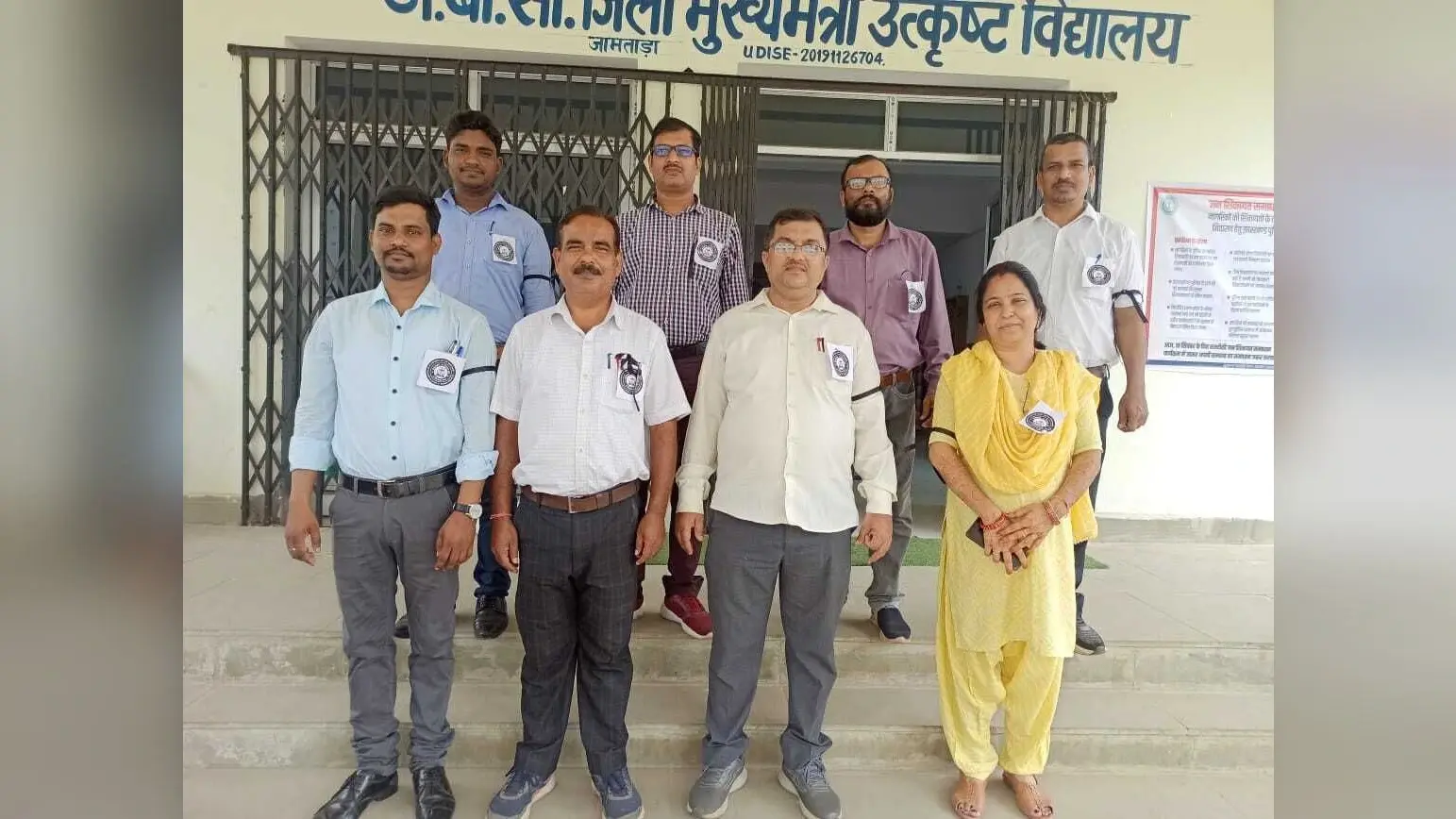 शिक्षकों ने स्कूलों में काला बिल्ला लगाकर किया काम