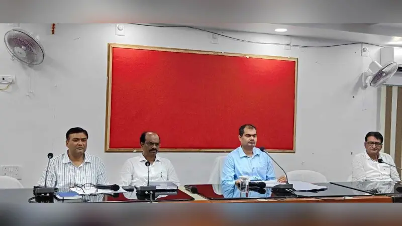 Darbhanga News : गाइडलाइन के अनुसार लोगों को बेहतर स्वास्थ्य सुविधा उपलब्ध करायें चिकित्सक