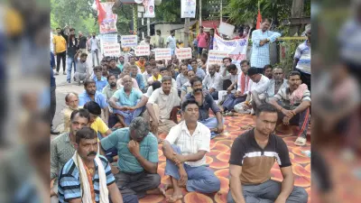 DHANBAD NEWS: फुटपाथ दुकानदारों ने निगम के खिलाफ निकाला जुलूस, किया प्रदर्शन, नगर आयुक्त को सौंपा मांग पत्र