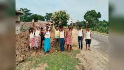 ग्रामीणों ने सड़क की मरम्मत का कार्य रोका, जमीन के बदले मुआवजे नहीं मिलने का लगाया आरोप