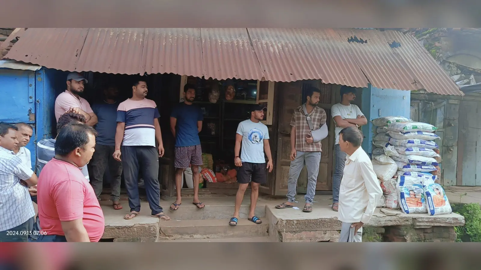 Giridih news : किराना स्टोर से नगद समेत तीन लाख का सामान चोरी