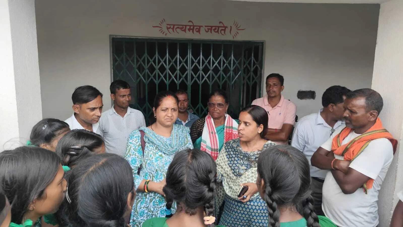 Giridih news : शिक्षक के प्रतिनियोजन के विरोध में सड़क पर उतरे छात्र-छात्राएं