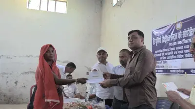 शिविर लगाकर सहकारिता बैंक में खोला जा रहा खाता