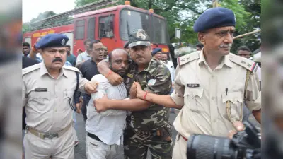 Dhanbad News:पत्नी व बेटी संग आत्मदाह करने पहुंचे पूर्व मेला संचालक को हिरासत में लिया
