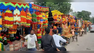 सजावट के सामानों से पटी हैं फोर्ड कंपनी चौराहे की मुख्य सडक