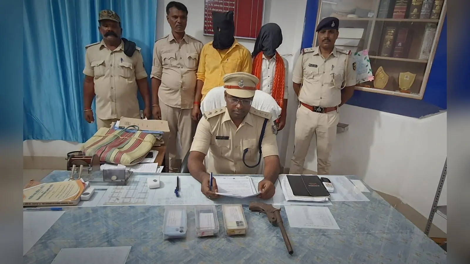 हथियार व चोरी की बाइक के साथ लूटेरे गिरफ्तार