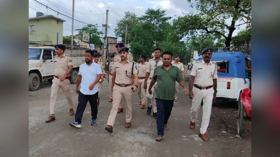 बहादुरगंज में सुरक्षा बलों ने निकाला फ्लैग मार्च