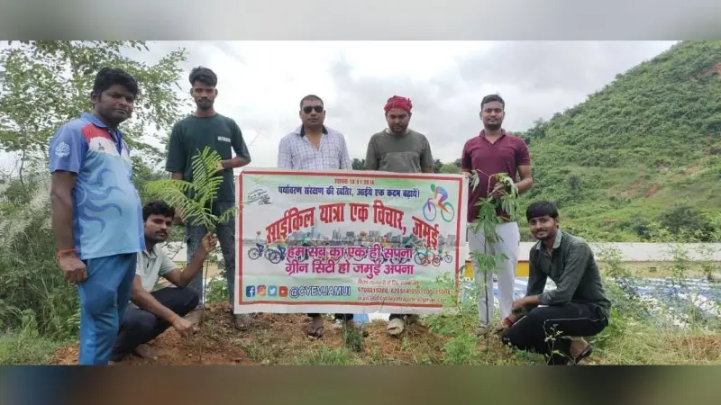 पर्यावरण प्रेमियों ने दिगंबर जैन मंदिर में किया पौधरोपण