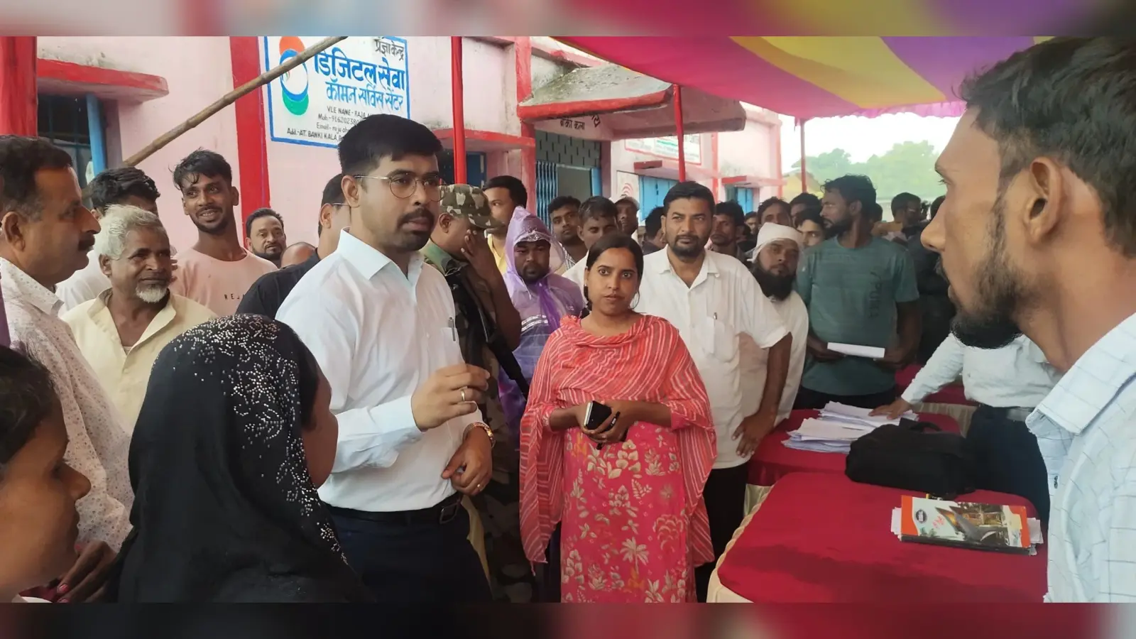 Giridih News: डीसी ने किया सरकार आपके द्वार कार्यक्रम का निरीक्षण, दिये निर्देश