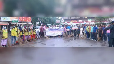 Bokaro News :झमाझम बारिश में भी टाउनशिप में चला स्वच्छता अभियान