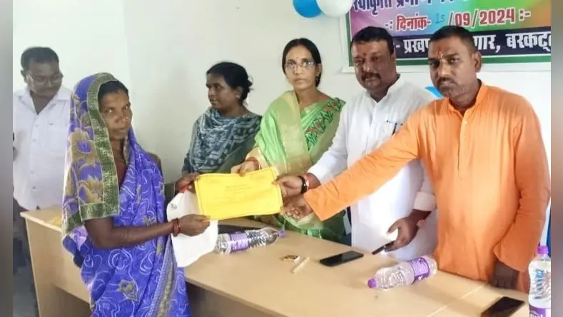 विधायक ने किया स्वीकृति प्रमाण पत्र का वितरण