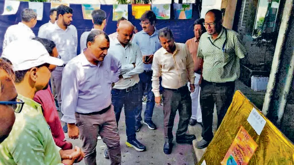 डीआरएम ने विश्वकर्मा पूजा पंडालों की परिक्रमा की