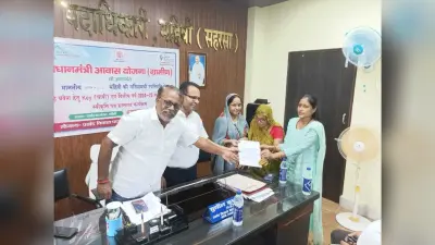 लाभुकों के बीच बांटा गया स्वीकृति पत्र