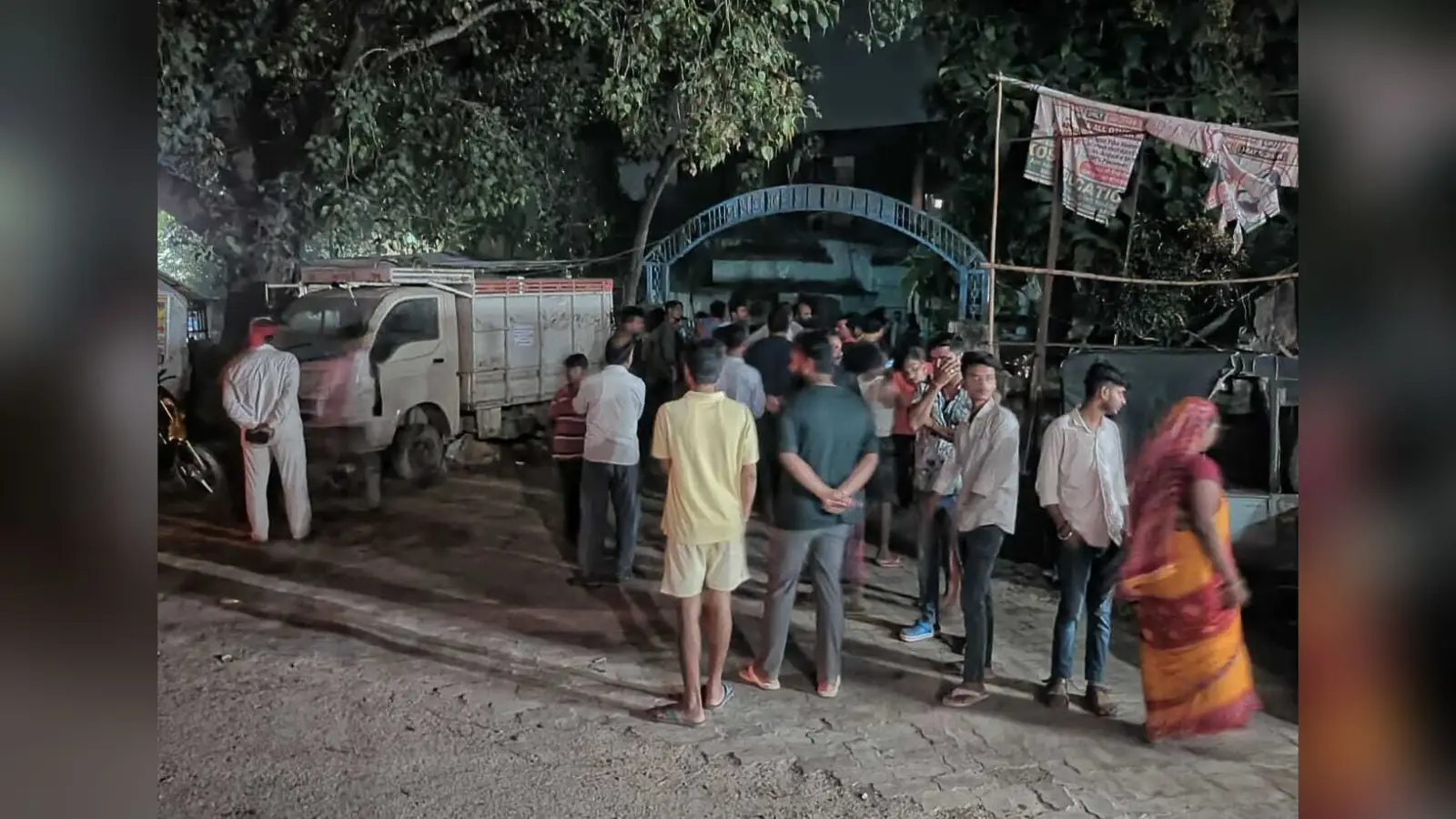 पूछताछ के लिए युवक को थाना लायी पुलिस तो उमड़ पड़े ग्रामीण