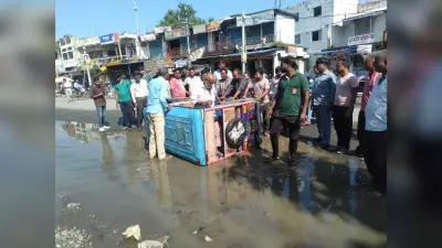 झूमरा मुख्य सड़क पर जल जमाव में पलटा टोटो