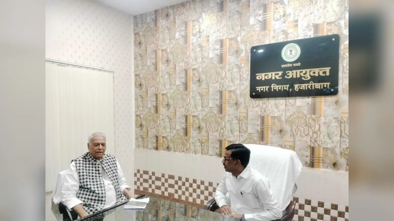 शहर की सफाई को लेकर नगर आयुक्त से मिले पूर्व विदेश मंत्री