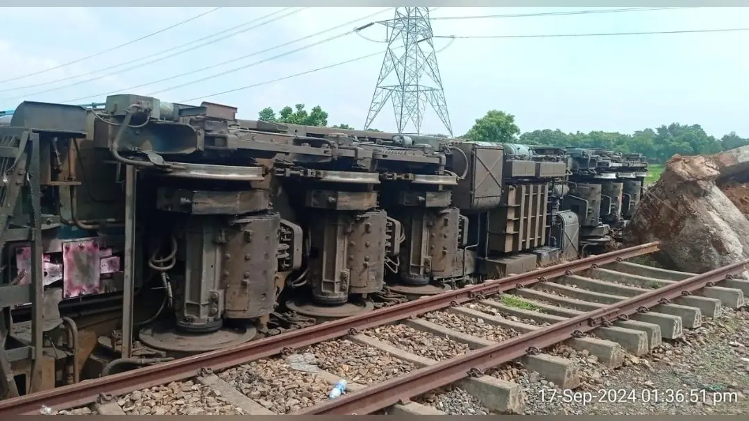 मुरी रेलवे यार्ड में रेलवे की एक इंजन पलटी, दूसरी बेपटरी