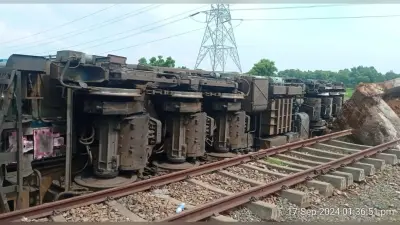 मुरी रेलवे यार्ड में रेलवे की एक इंजन पलटी, दूसरी बेपटरी