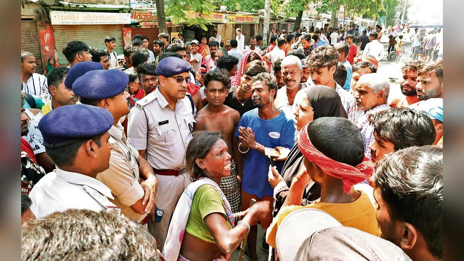 HAJIPUR NEWS : इ-रिक्शा की ठोकर से पांच साल के बच्चे की मौत, पांच घंटे सड़क जाम