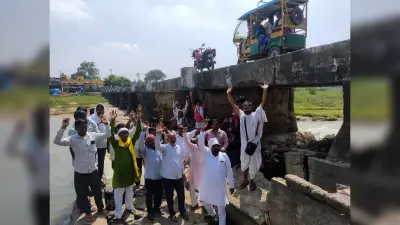 जर्जर पुल के जीर्णोद्धार की मांग को लेकर सामाजिक संगठनों ने किया प्रदर्शन