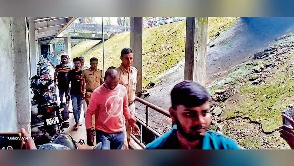 लाउड स्पीकर बंद कराने गयी पुलिस पर टूटे