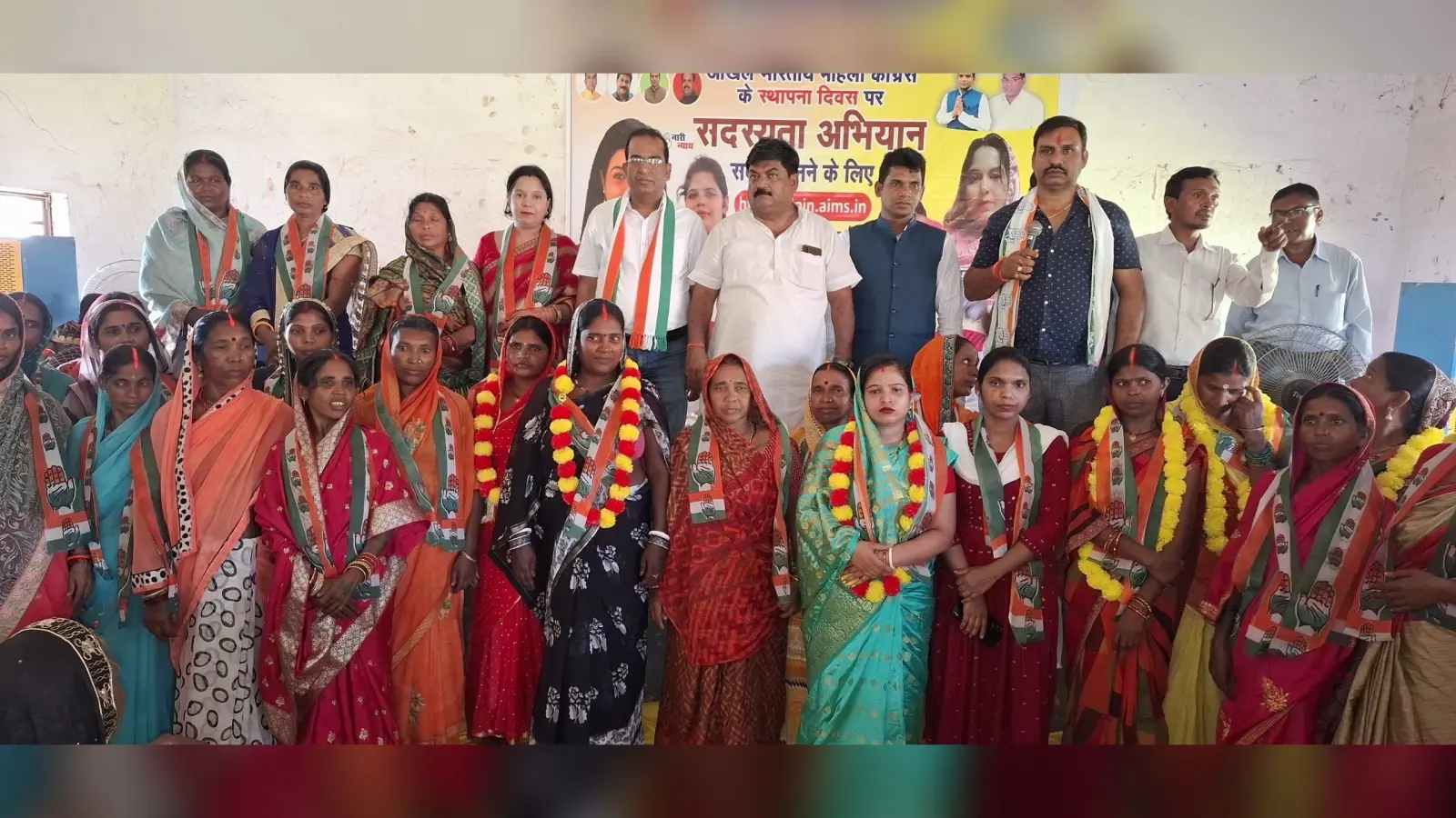 Giridih News: एक सौ महिलाओं ने थामा कांग्रेस का दामन