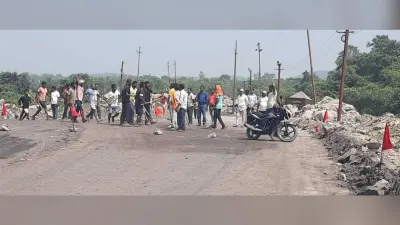 dhanbad news. बंदी को ले एटक समर्थक व आउटसोर्सिंग के लोगों के बीच नोकझोंक