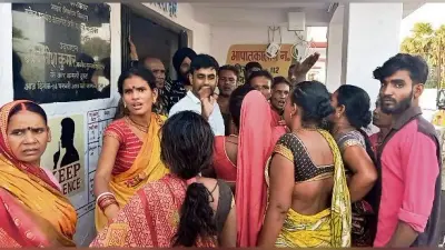Chhapra News : फुलवरिया में इलाज के दौरान बच्चे की हुई मौत, परिजनों ने चिकित्सक को बनाया बंधक