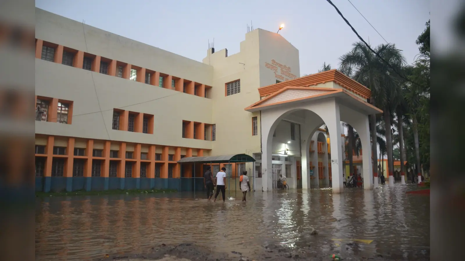 बाढ़ से घिरा प्रशासनिक भवन परिसर, गर्ल्स हॉस्टल व प्रोफेसर क्वार्टर में पानी घुसा