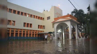 बाढ़ से घिरा प्रशासनिक भवन परिसर, गर्ल्स हॉस्टल व प्रोफेसर क्वार्टर में पानी घुसा