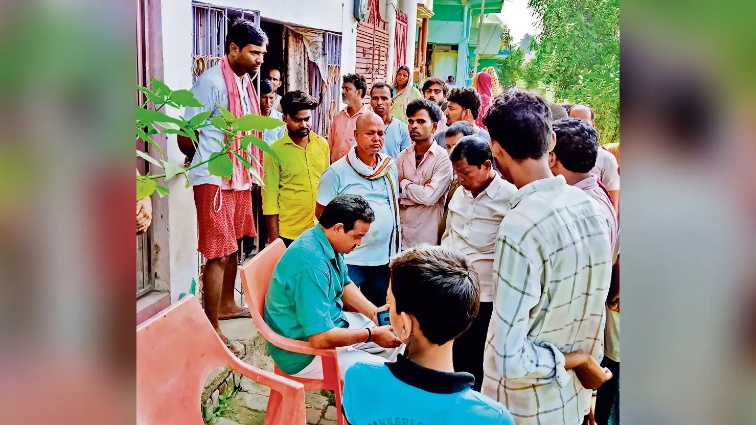 Gopalganj News : बिजली के खंभे में दौड़ा करेंट, फल व्यवसायी की मौत, व्यवसायियों ने जताया आक्रोश