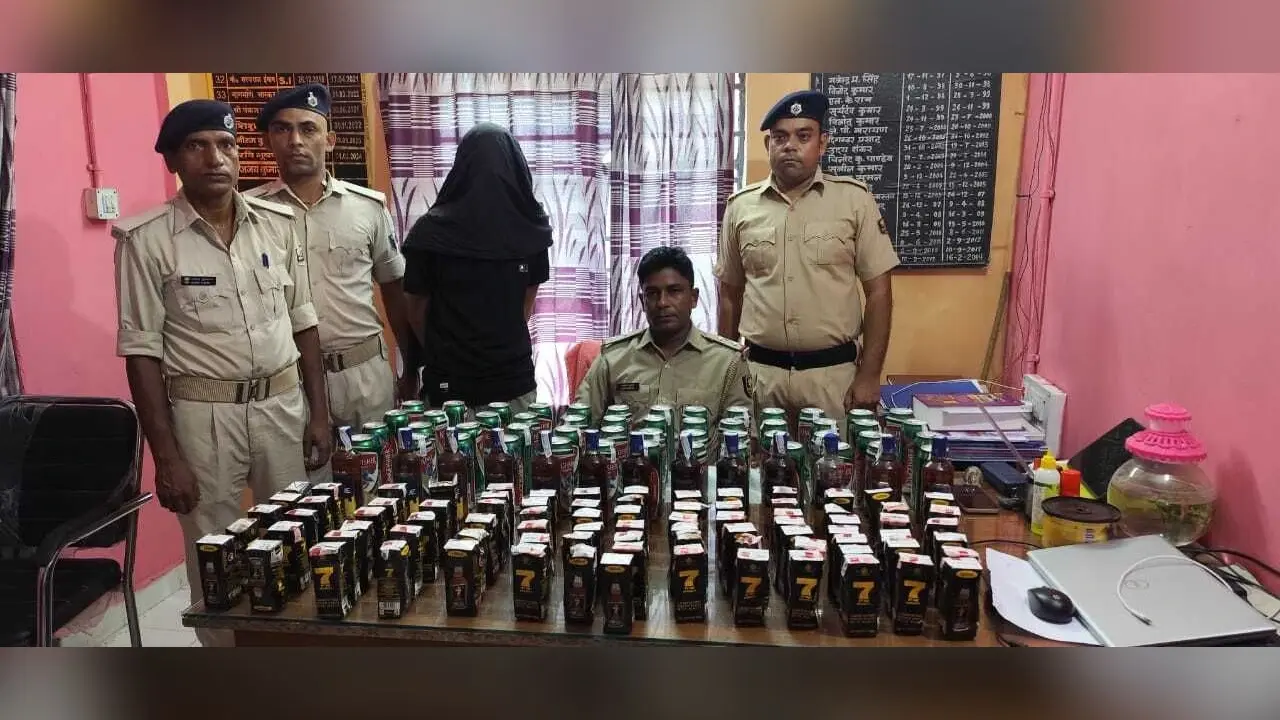 कार से बड़ी मात्रा में अंग्रेजी शराब व बियर जब्त