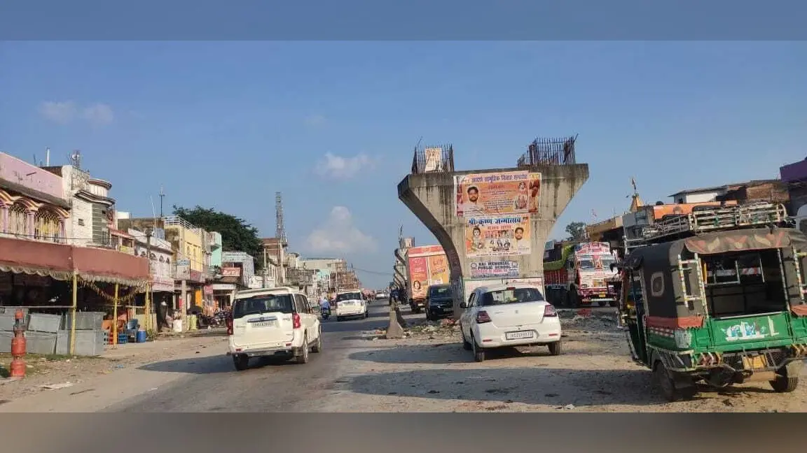 सड़क के बीचो बीच पिलर से रोज हो रही दुर्घटनाएं